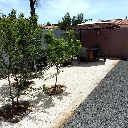 Rue De La Grange Rouge Vila